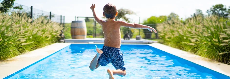 Kind springt in Pool